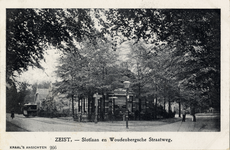 15658 Gezicht in de Slotlaan (links) en de Woudenbergseweg (rechts) met loofbomen te Zeist uit het zuidwesten; met in ...